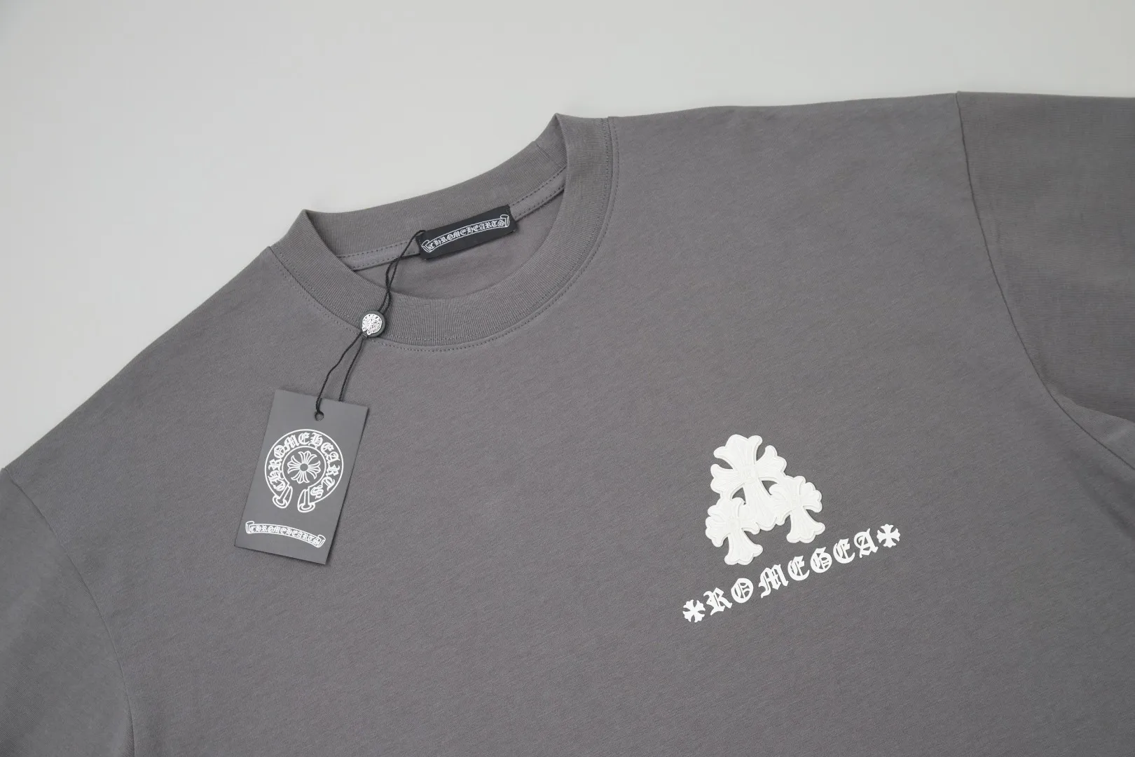 🅿️230 ✨CH✨🆕25SS Spring and Summer New Style Crow Heart✝Rack Logo Embroidered Short Sleeves Light luxury essential item for daily commuting for men and women Correct version Welcome to compare Detailed features · 260g 100% pure cotton double yarn jersey fabric · Custom dyed in the same cylinder, special thickened 32 count double-ply 1X1 thread · Double needle stitching and cross-stitching technology · Original main mark, washed tag, brand moisture-proof paper packaging Color: white/black/grey Size: S/M/L/XL